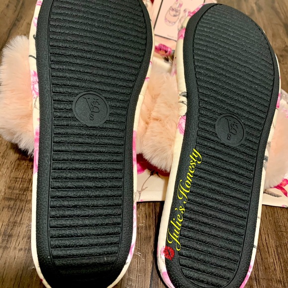 NWT Victoria’s Secret Signature SATIN Slippers - Picture 5 of 5